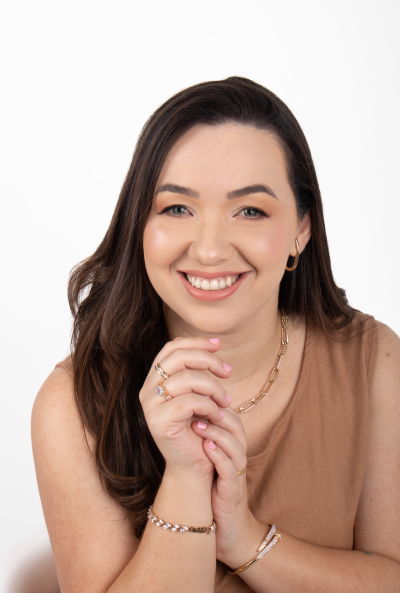 Foto de Alline Aguilar sorrindo